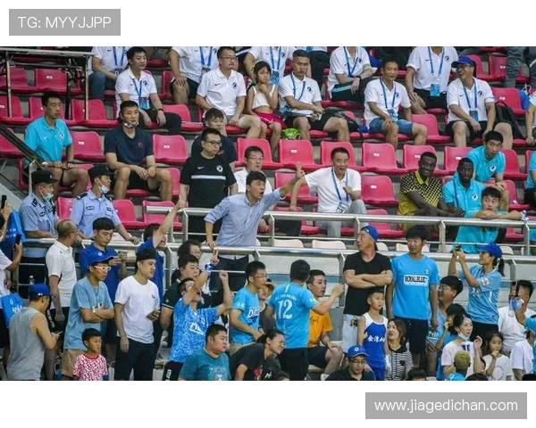 河南足球教父画像遭泼红漆 成都球迷极端行为引发公愤